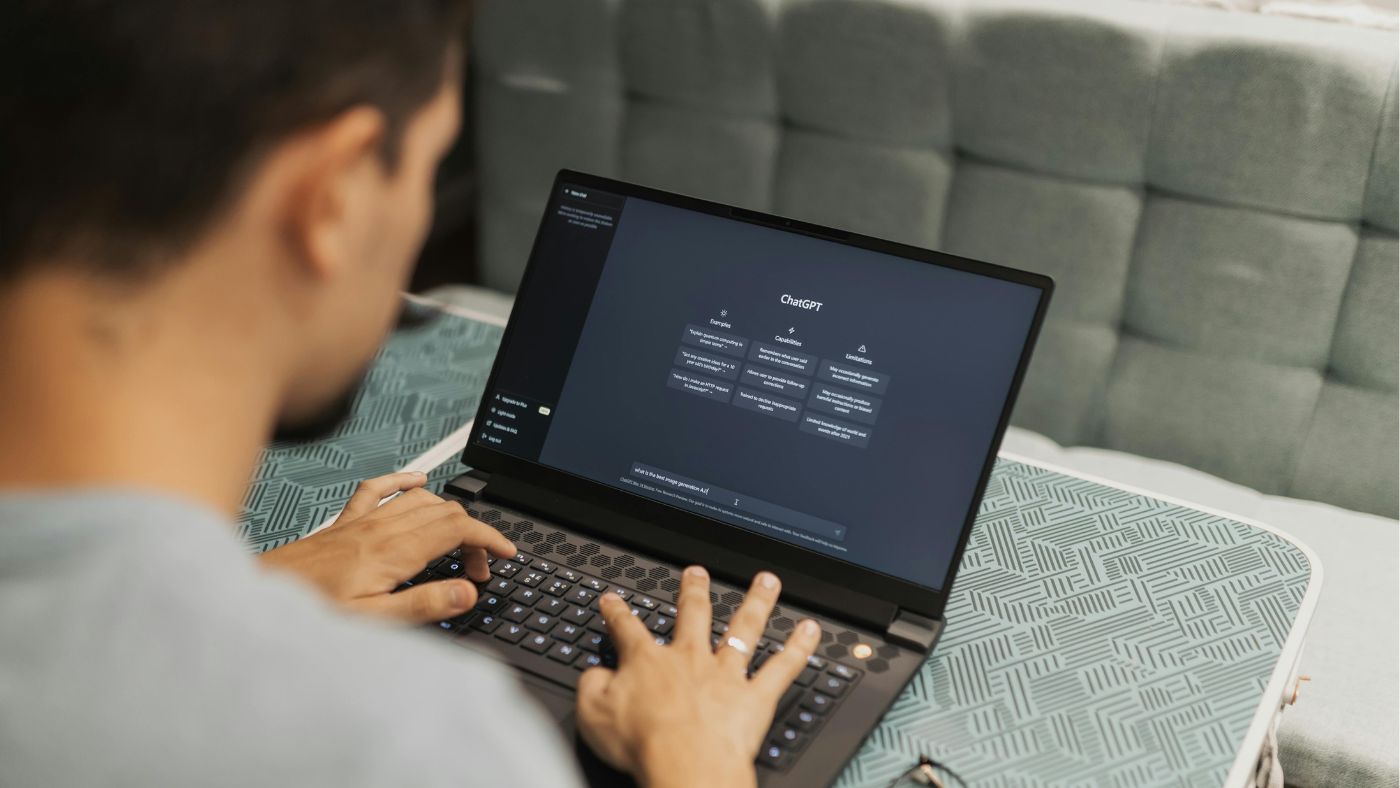 Une personne utilise ChatGPT sur son ordinateur portable