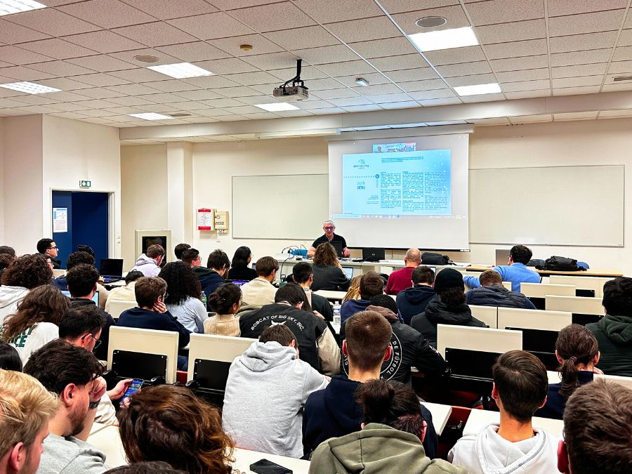 Cours donné par un Serlien devant un amphithéâtre à l'ESIGELEC