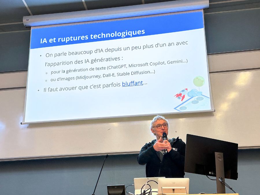 Serlien donnant une conférence sur l'IA à l'Université de Poitiers