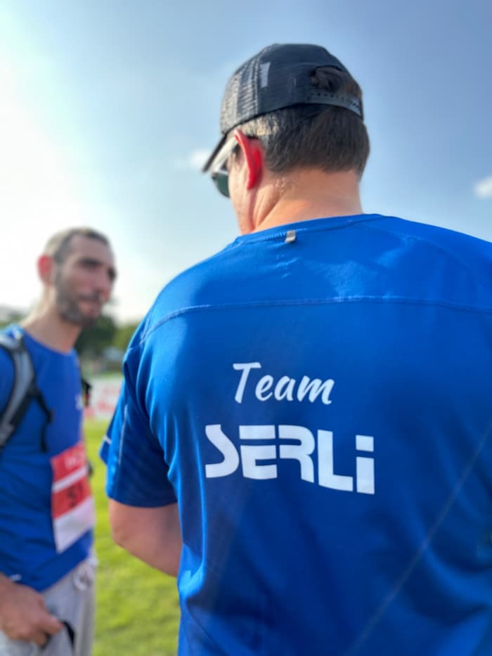 Un Serlien en tee-shirt Team Serli lors d'une course