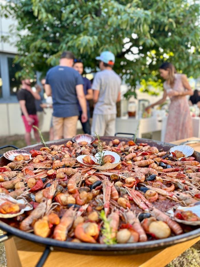 Un repas convivial en extérieur