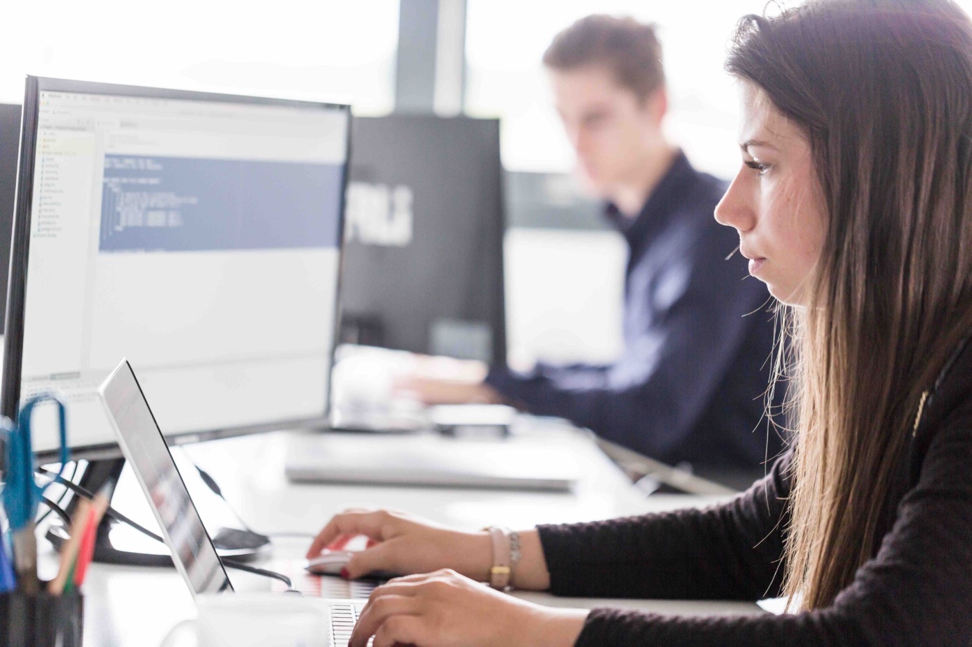 Deux Serliens au travail sur leurs ordinateurs