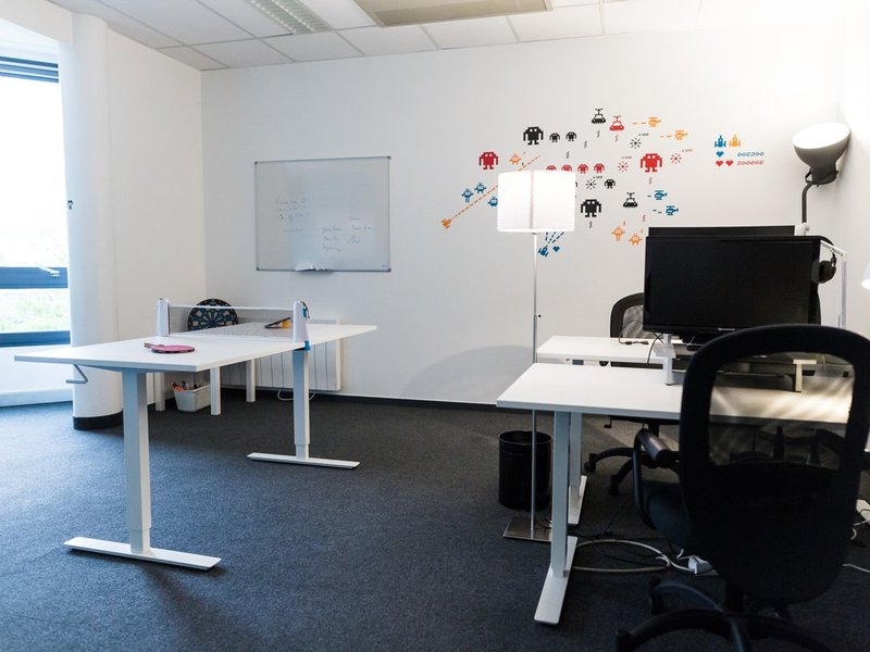 Un espace de travail avec table de ping-pong